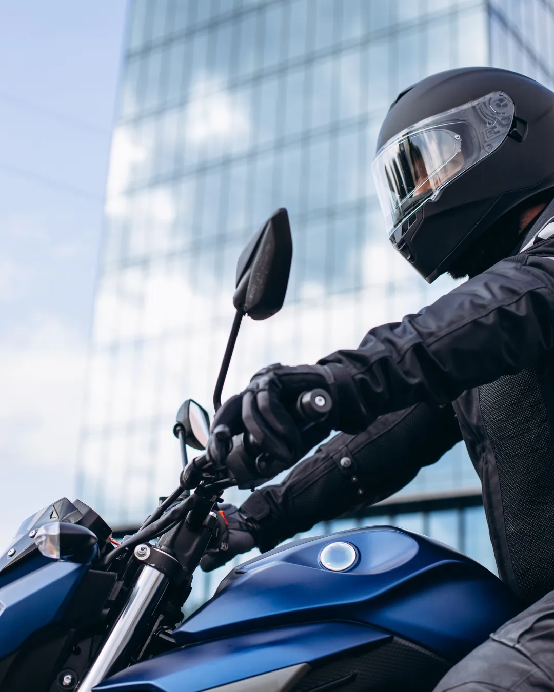 Motociclista equipado en entorno urbano, simbolizando respaldo Garante